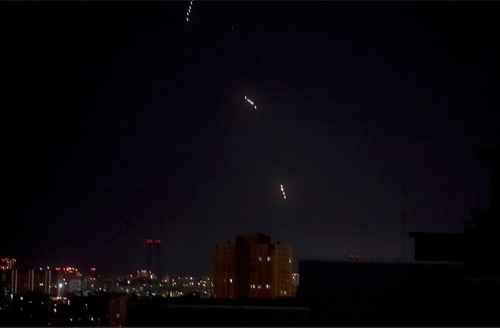 Mísseis russos, que parecem ser o míssil balístico hipersônico Oreshnik , segundo a Força Aérea Ucraniana, sobrevoam Kiev, na Ucrânia, durante um ataque com mísseis e drones russos, em meio à ofensiva da Rússia — Foto: Reuters/Gleb Garanich TPX IMAGES OF THE DAY