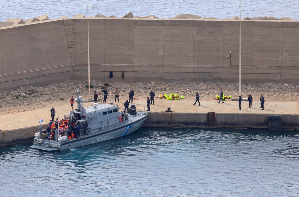 Ativistas da Flotilha Global Sumud são transferidos na Grécia — Foto: REUTERS/Stefanos Rapanis