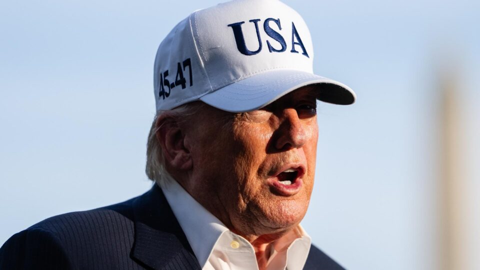 Trump dá novo ultimato ao Irã e volta a defender ataque iminente
