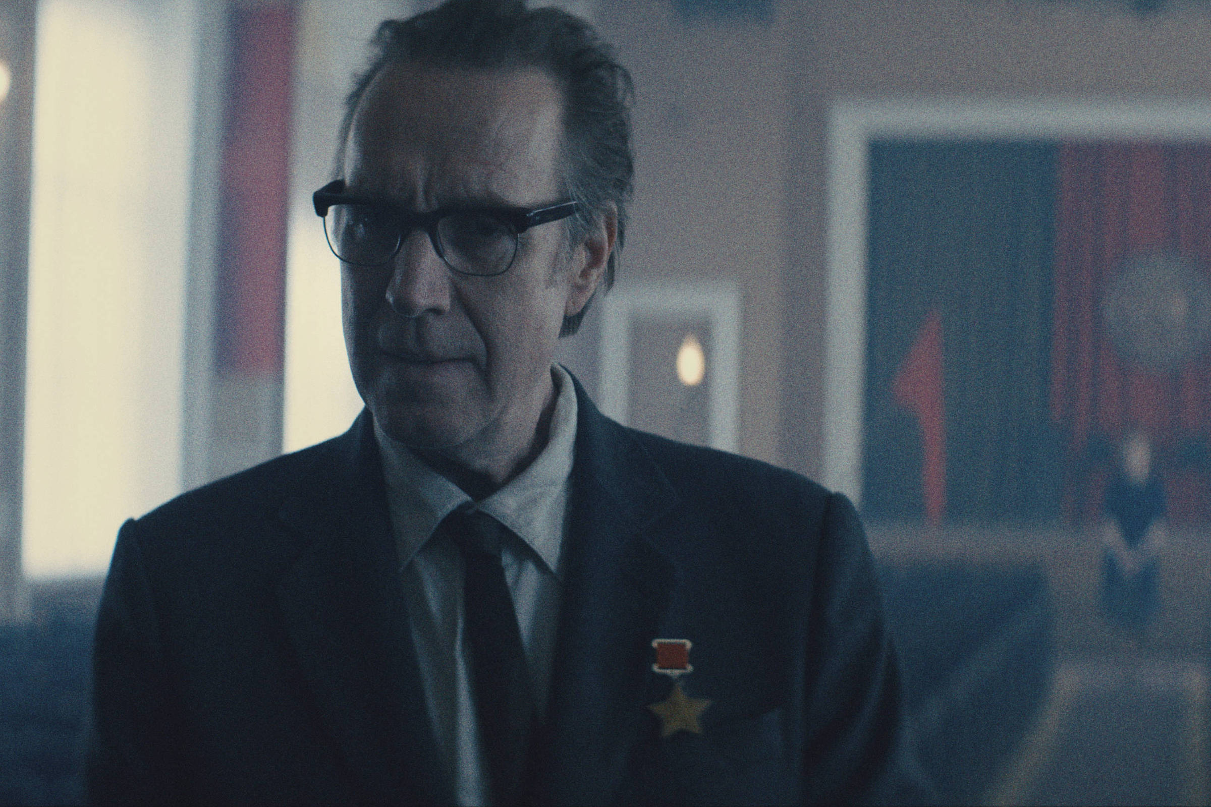 Rhys Ifans como o projetista-chefe soviético em