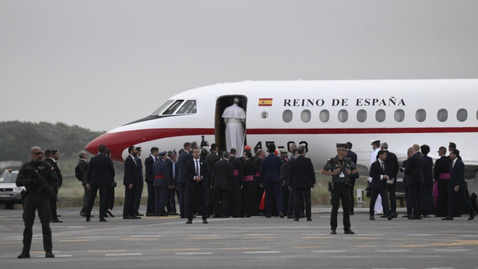 Avião de Leão XIV tem problema e papa volta em jato emprestado