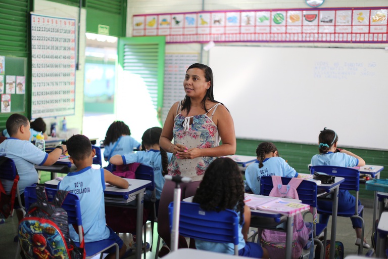 Professora com alunos_Foto_Fábio_Nakakura.JPG