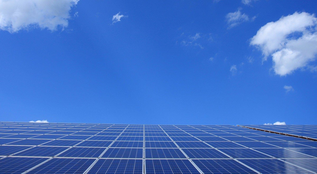 Excesso de oferta e guerra de preços levam gigantes chinesas de painéis solares ao prejuízo | Empresas