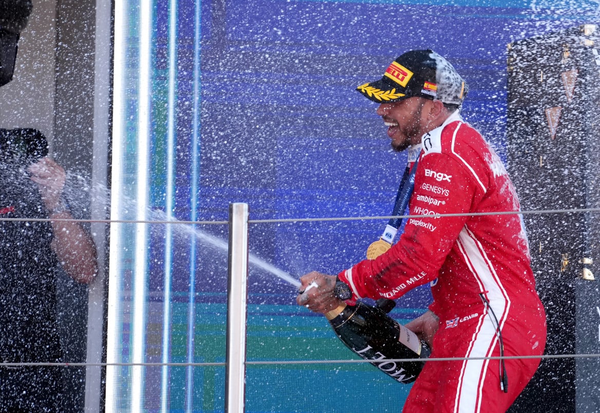 Lewis Hamilton faz tática agressiva e vence pela primeira vez com a Ferrari