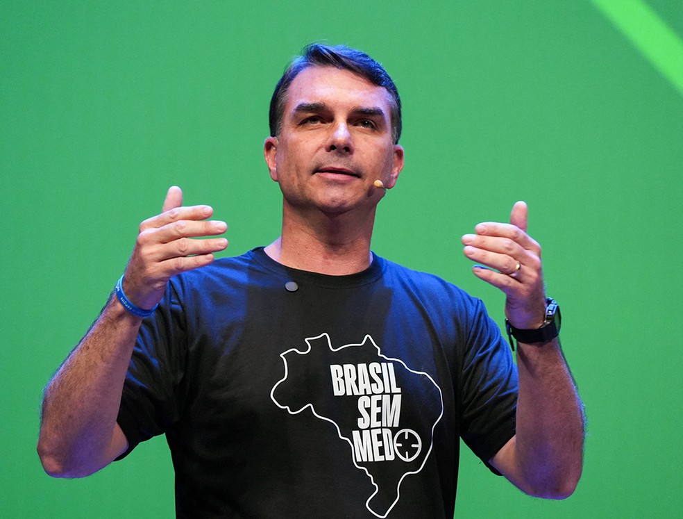 Senador Flávio Bolsonaro em ato do PL — Foto: Alexandre Meneghini/Reuters