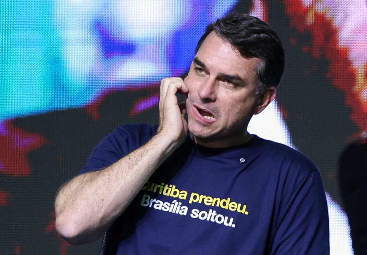 PGR se manifesta contra suspensão de pesquisa que mostrou queda de Flávio Bolsonaro | Política