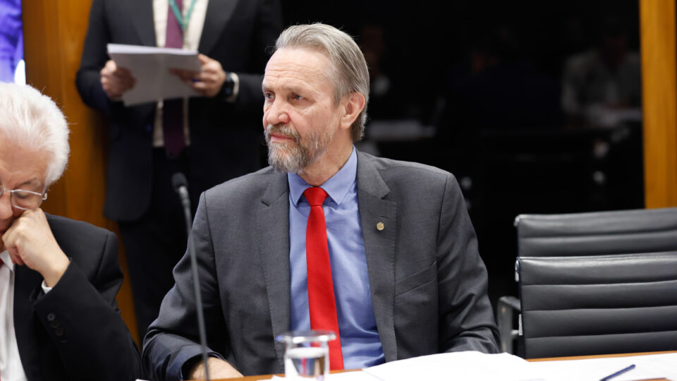 PT apresenta PEC para incluir Pix na Constituição sem autonomia do BC