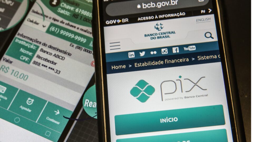 Professora de inglês diz que inventou Pix em ação contra o BC