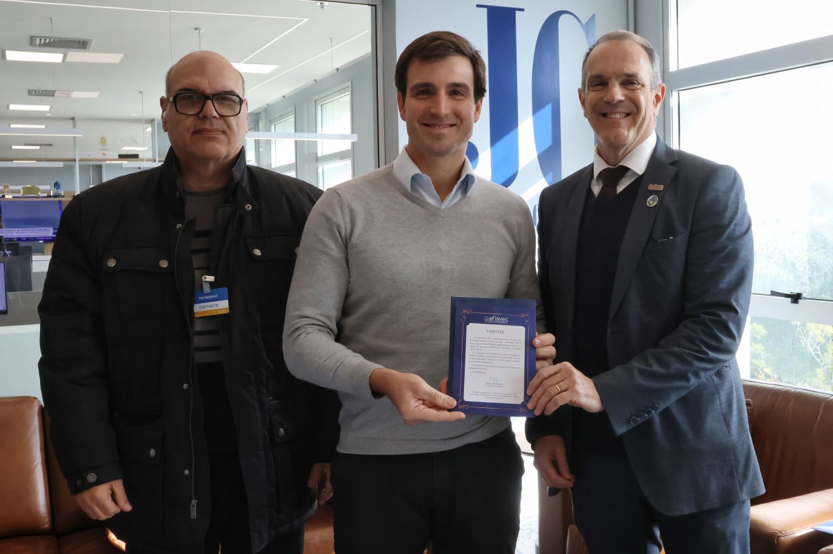 Paulo Guaragna e Eduardo Jaeger entregaram convite da posse da nova diretoria a Giovanni Tumelero | Dani Barcellos/Especial/JC