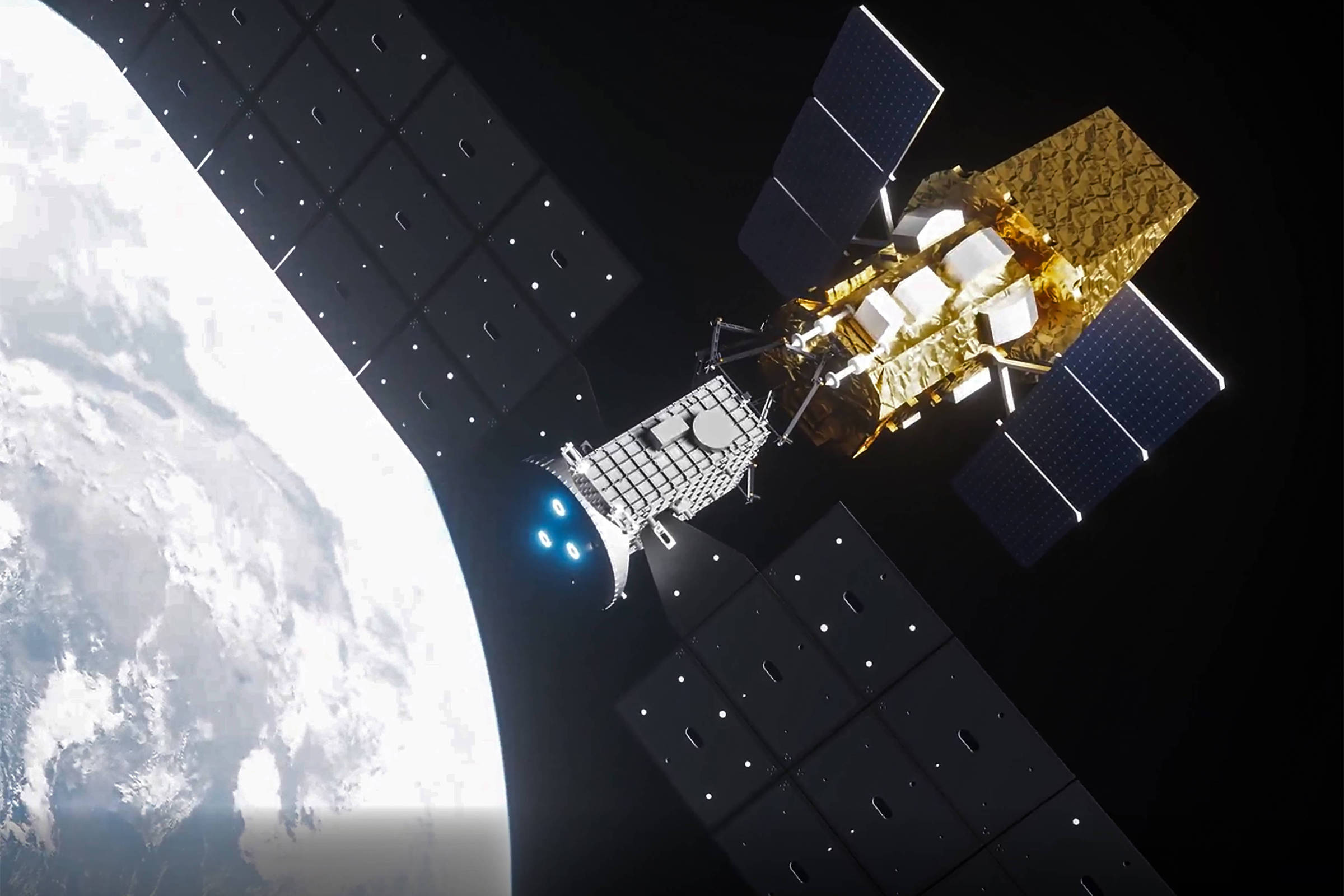 Satélite com painéis solares grandes e escuros estendidos em órbita ao redor da Terra, que aparece parcialmente iluminada com nuvens visíveis. O satélite tem estrutura metálica e componentes dourados refletindo luz.