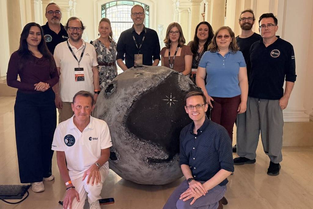 Colaboradores do Asteroids2029 se encontram em Luxemburgo para a inauguração do projeto.