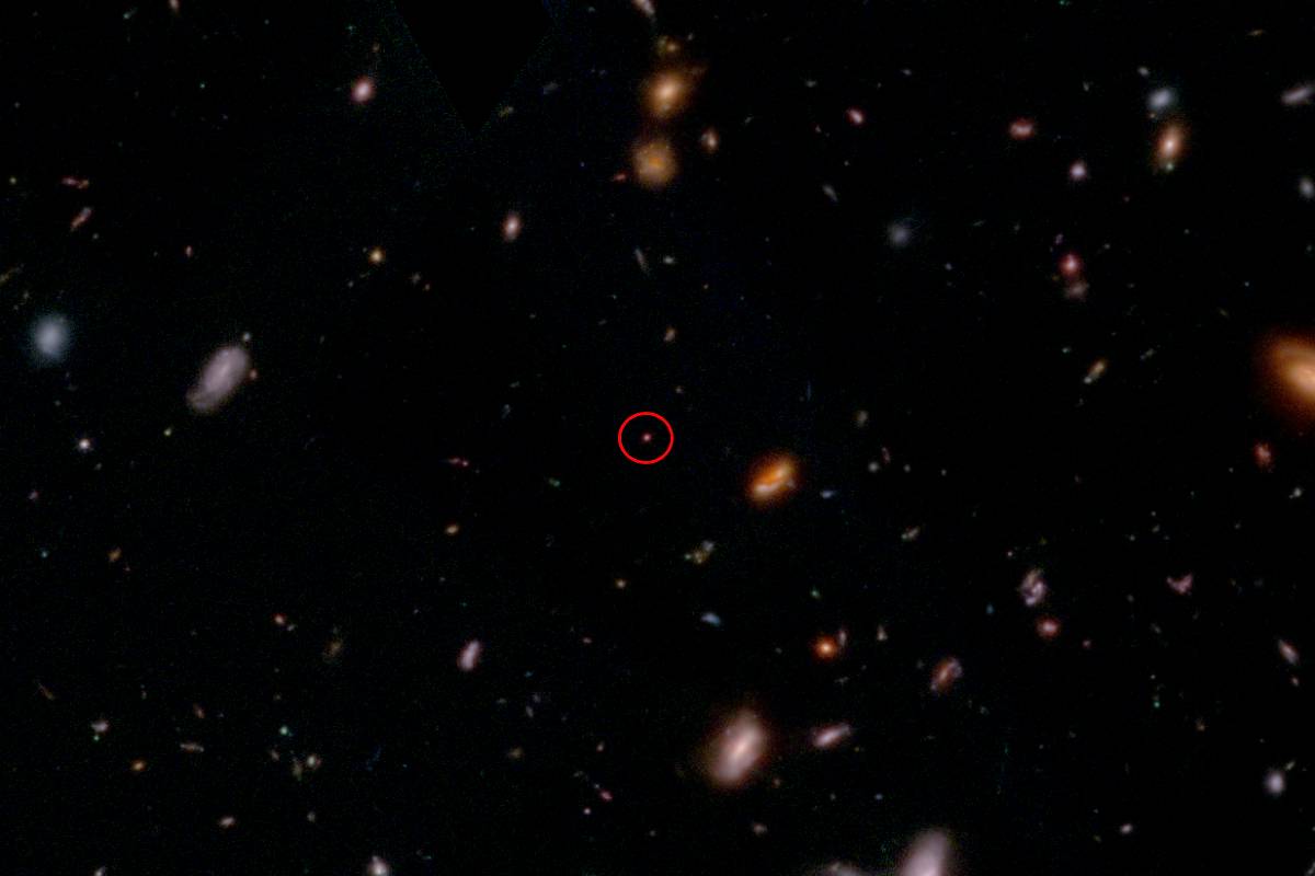 Imagem (dentro do círculo) da galáxia ativa GOODS-S MediumHST-58850 obtida pelo telescópio espacial James Webb