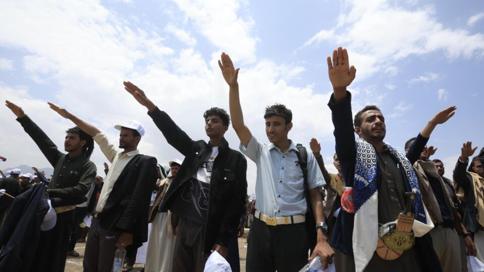 Ataque houthi a navios da Arábia Saudita ameaça espalhar guerra