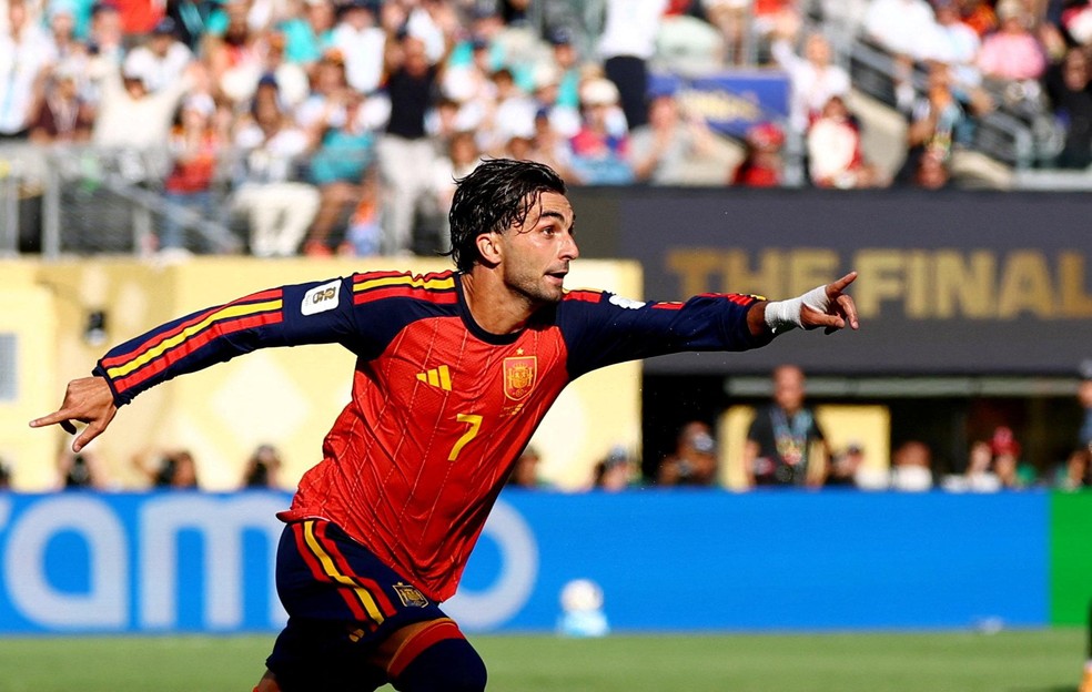 O espanhol Ferrán Torrez faz o primeiro e único gol da partida, aos 40 segundo da segunda etapa da prorrogação — Foto: Kai Pfaffenbach/REUTERS