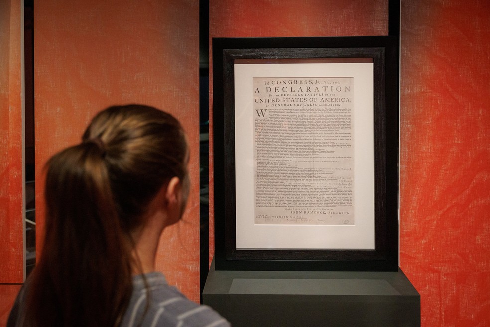 Uma cópia de 1776 da Declaração de Independência dos EUA , uma das 11 cópias sobreviventes das chamadas " Declarações de Exeter "e a primeira a ser encontrada fora dos Estados Unidos, descoberta nos Arquivos Nacionais em Kew, é exibida nesta imagem divulgada pela Reuters em 3 de julho de 2026 — Foto: Arquivos Nacionais/Divulgação via Reuters