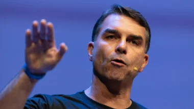 Flávio Bolsonaro pede suspensão de tarifas: veja principais pontos da manifestação aos EUA.