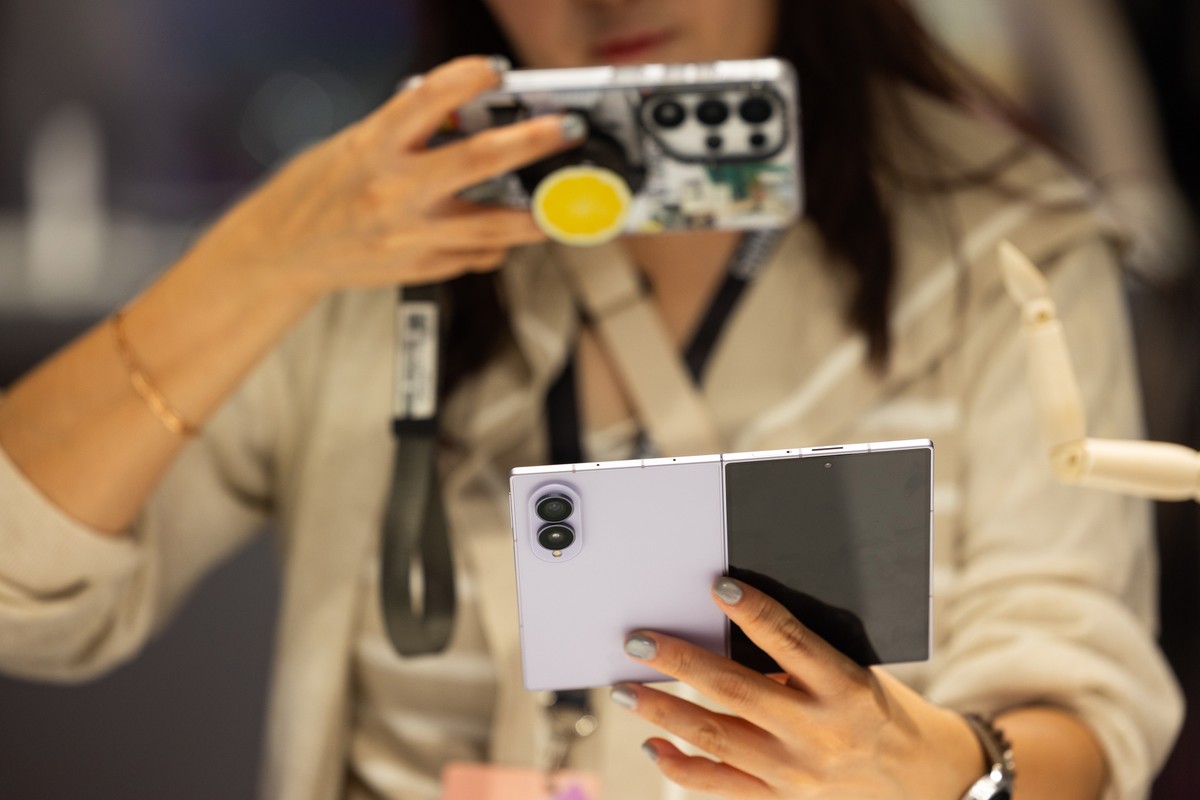 Samsung lança celular dobrável com tela maior e sobe preços | Empresas