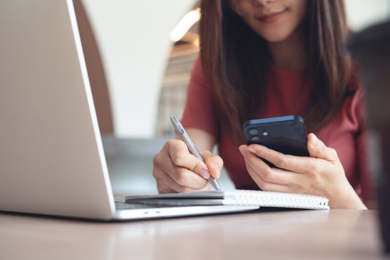 Tendências de aprendizagem móvel que moldam o treinamento no local de trabalho