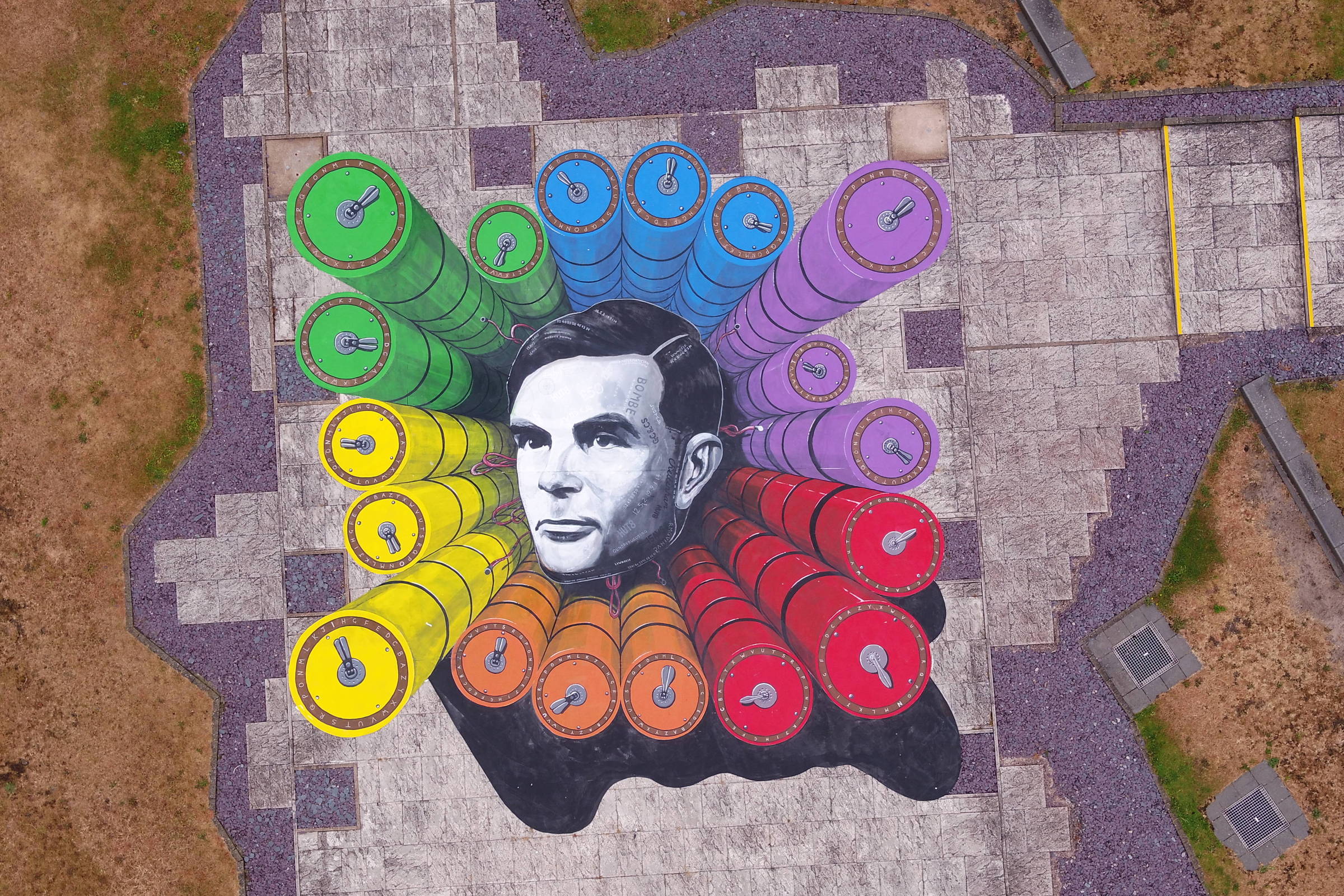 Obra com a imagem de Alan Turing em edifício em Cheltenham, Reino Unido, nesta imagem obtida pela Reuters em 21 de junho de 2021.