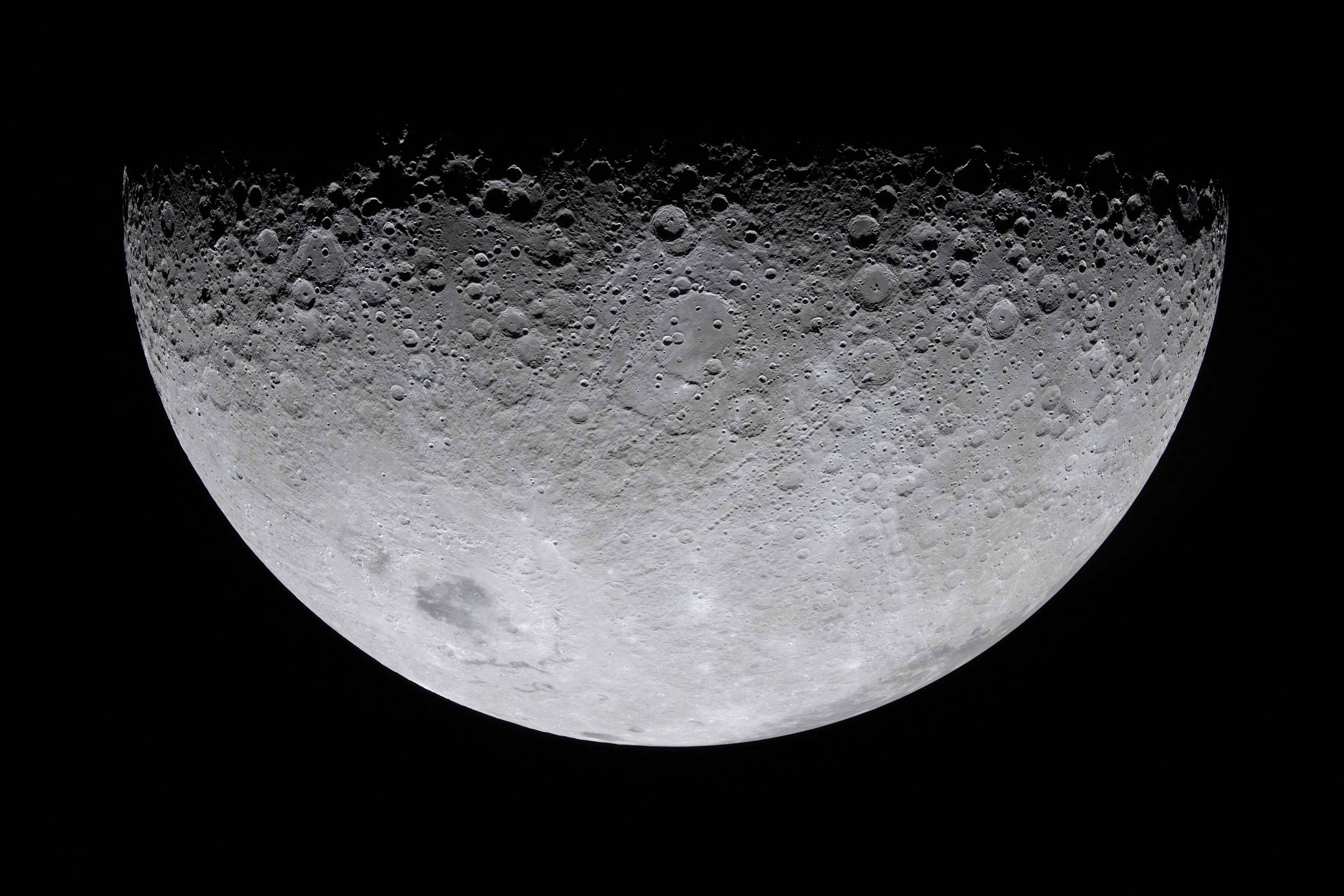 Metade inferior da Lua em fundo preto, mostrando superfície cheia de crateras de vários tamanhos e relevo irregular.