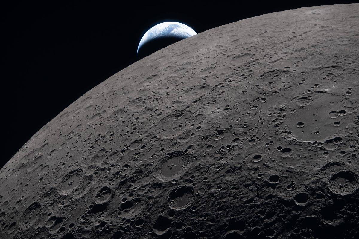 Superfície da Lua com várias crateras visíveis em primeiro plano e a Terra parcialmente iluminada surgindo no horizonte escuro do espaço.