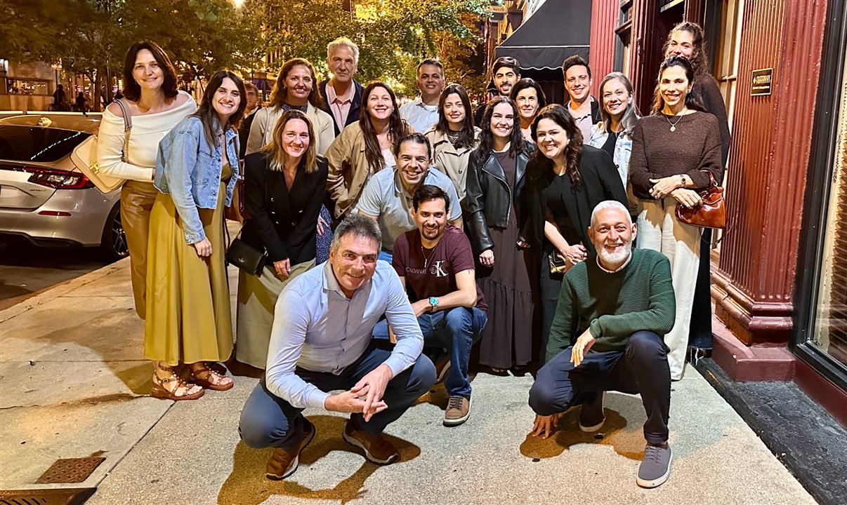 Clientes com equipe AVIPAM e Altour