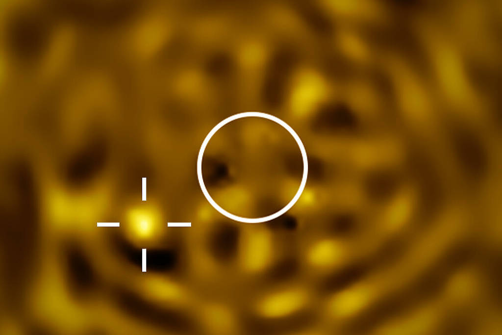 Imagem do instrumento Sphere, instalado no VLT (Very Large Telescope), no Chile, mostra a presença de uma estrela companheira ao redor de Betelgeuse