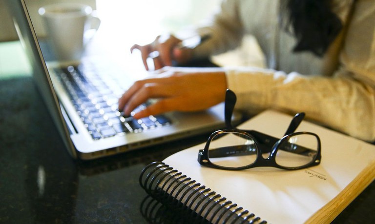 uso de notebook em ambiente interno