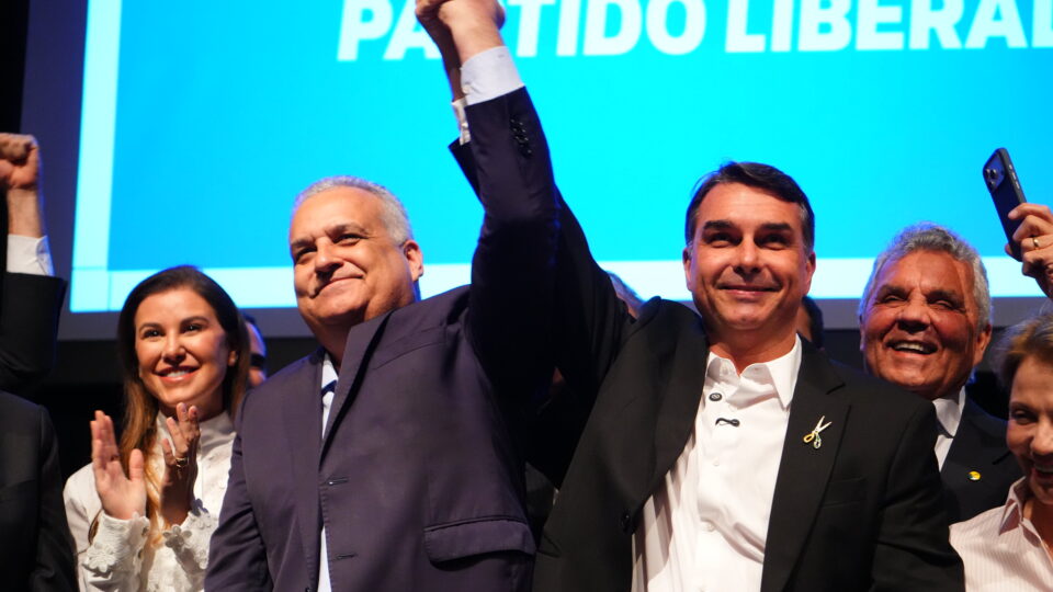 Flávio chega a Copacabana para ato de lançamento da campanha