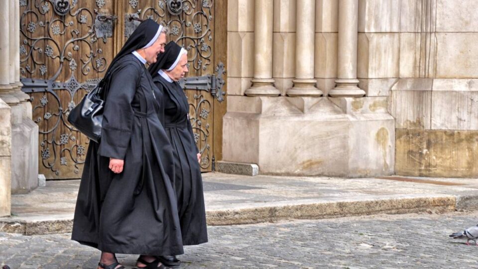 Rede católica fundada com US$ 200 por freira alcança 435 milhões de lares