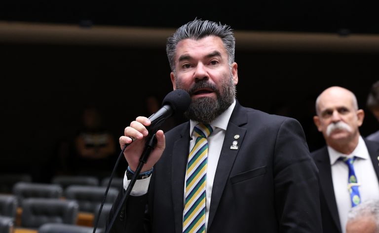 Deputado Delegado Caveira fala ao microfone