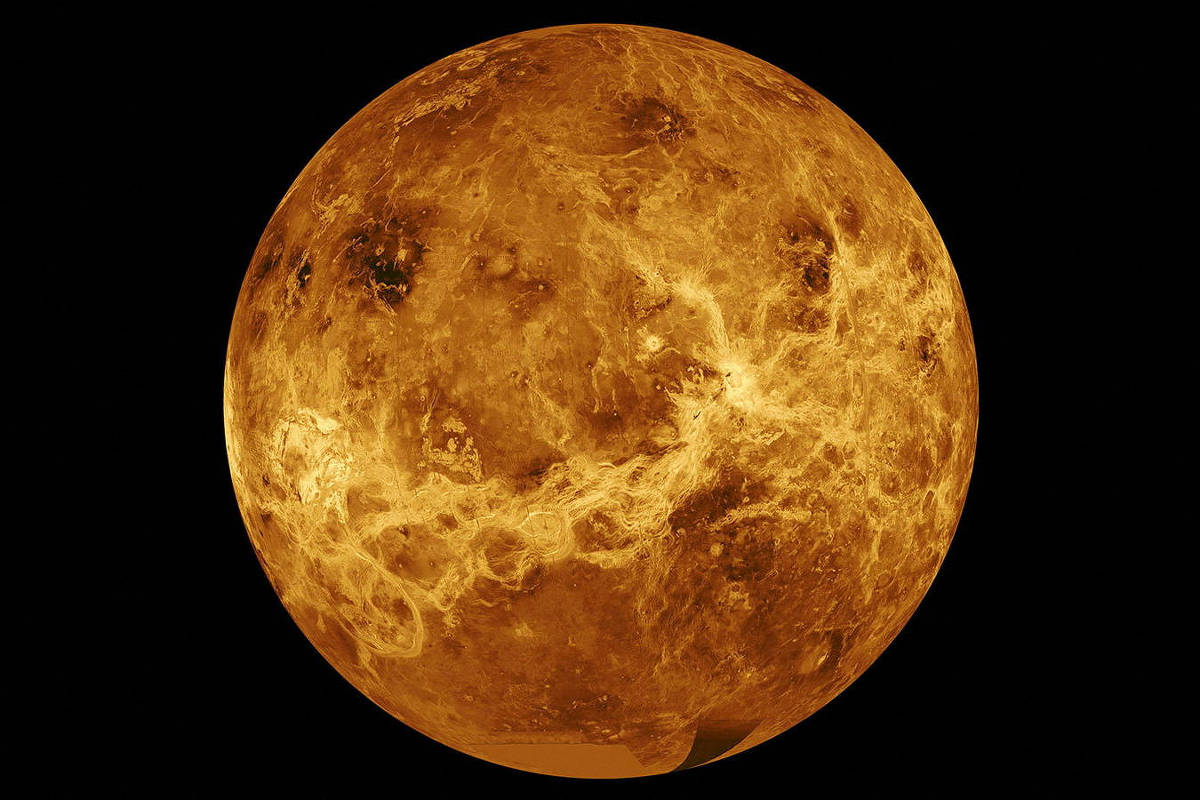 Imagem do planeta Vênus mostrando sua superfície em tons alaranjados e marrons, com detalhes de formações geológicas e crateras visíveis.