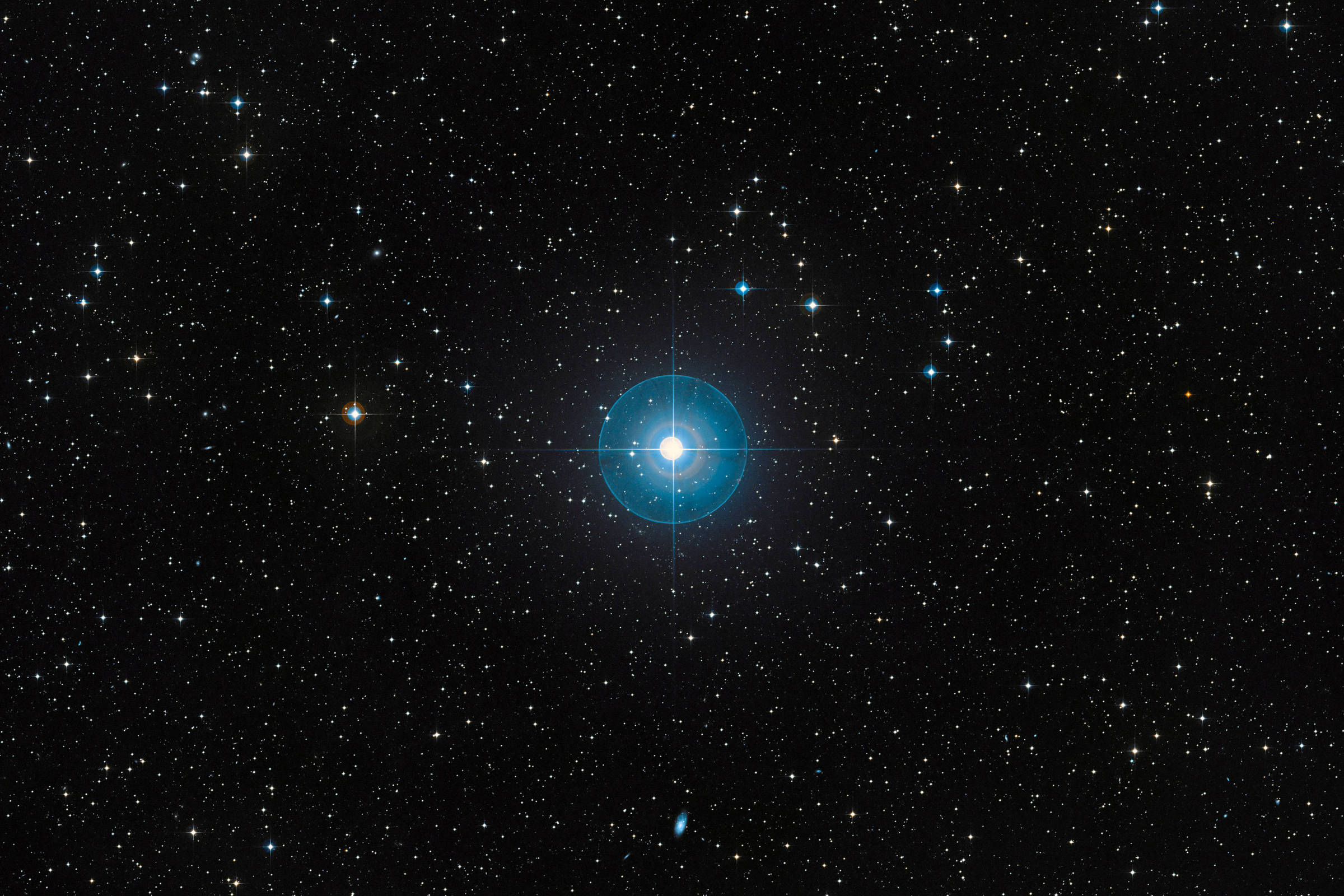 Estrela azul intensa no centro da imagem cercada por inúmeras estrelas menores em fundo negro do espaço.