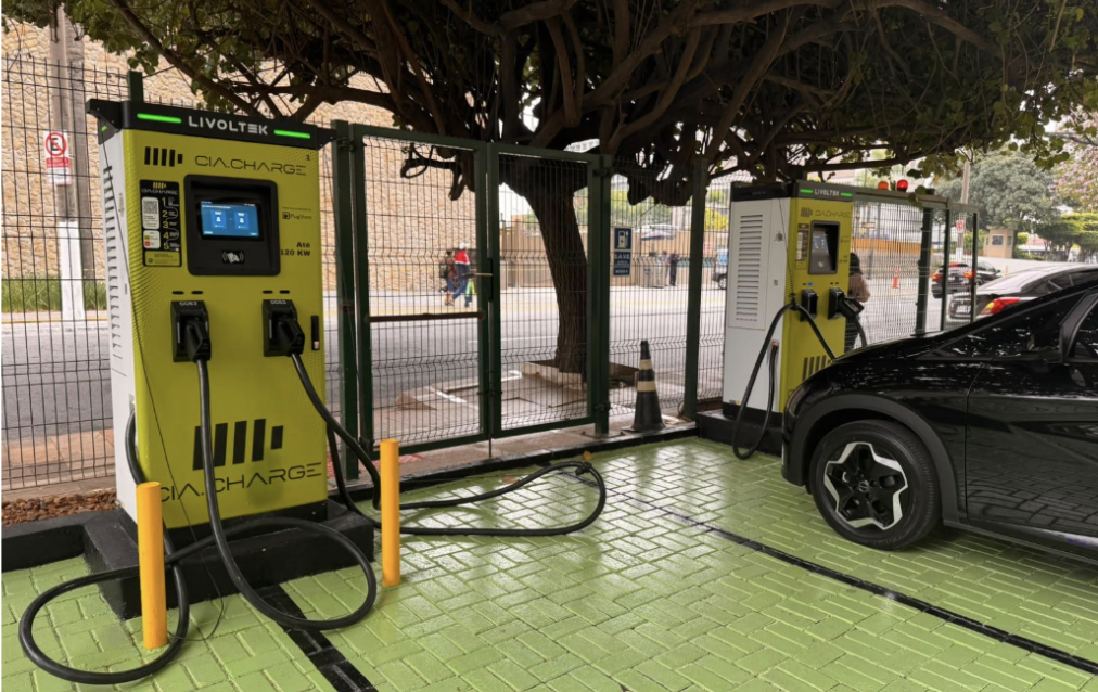 Legenda: A estrutura foi implantada em parceria com a Cia.Charge e inclui dois pontos de carregamento rápido de 120 kW e outros dois de 60 kW. Crédito: Wyndham São Paulo Ibirapuera / Divulgação