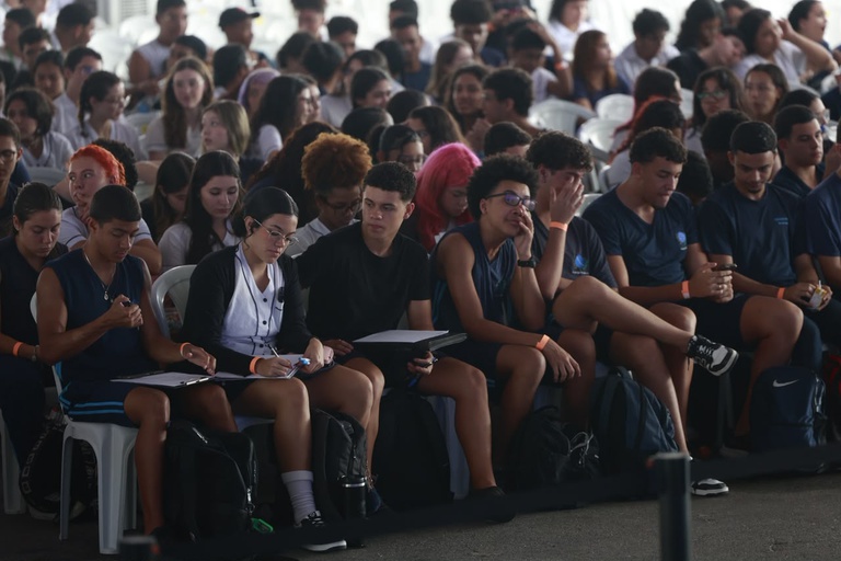 Cerca de 2 mil estudantes participam de aulão do Enem no RJ