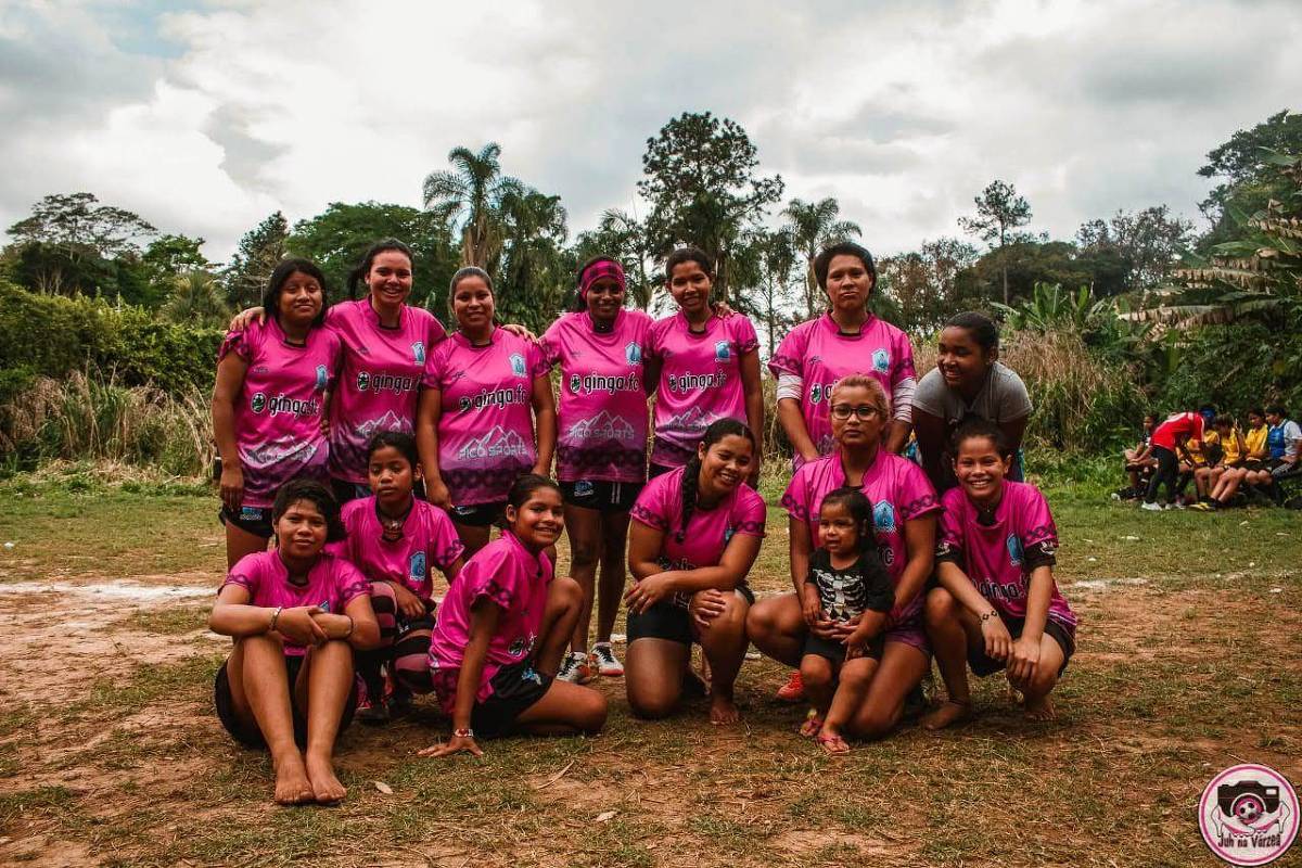 As guerreiras do Xondarias Guarani posam na Terra Indígena Jaraguá, na região metropoloitana de São Paulo