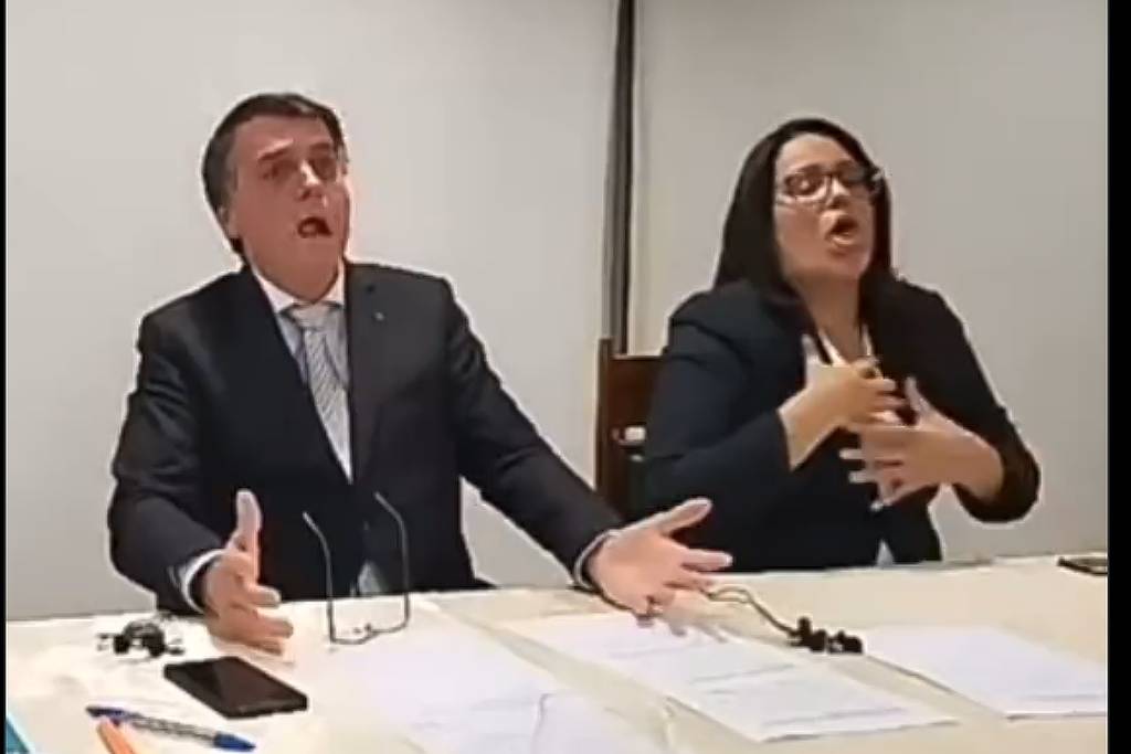 Bolsonaro e intéprete imitam pessoa com falta de ar
