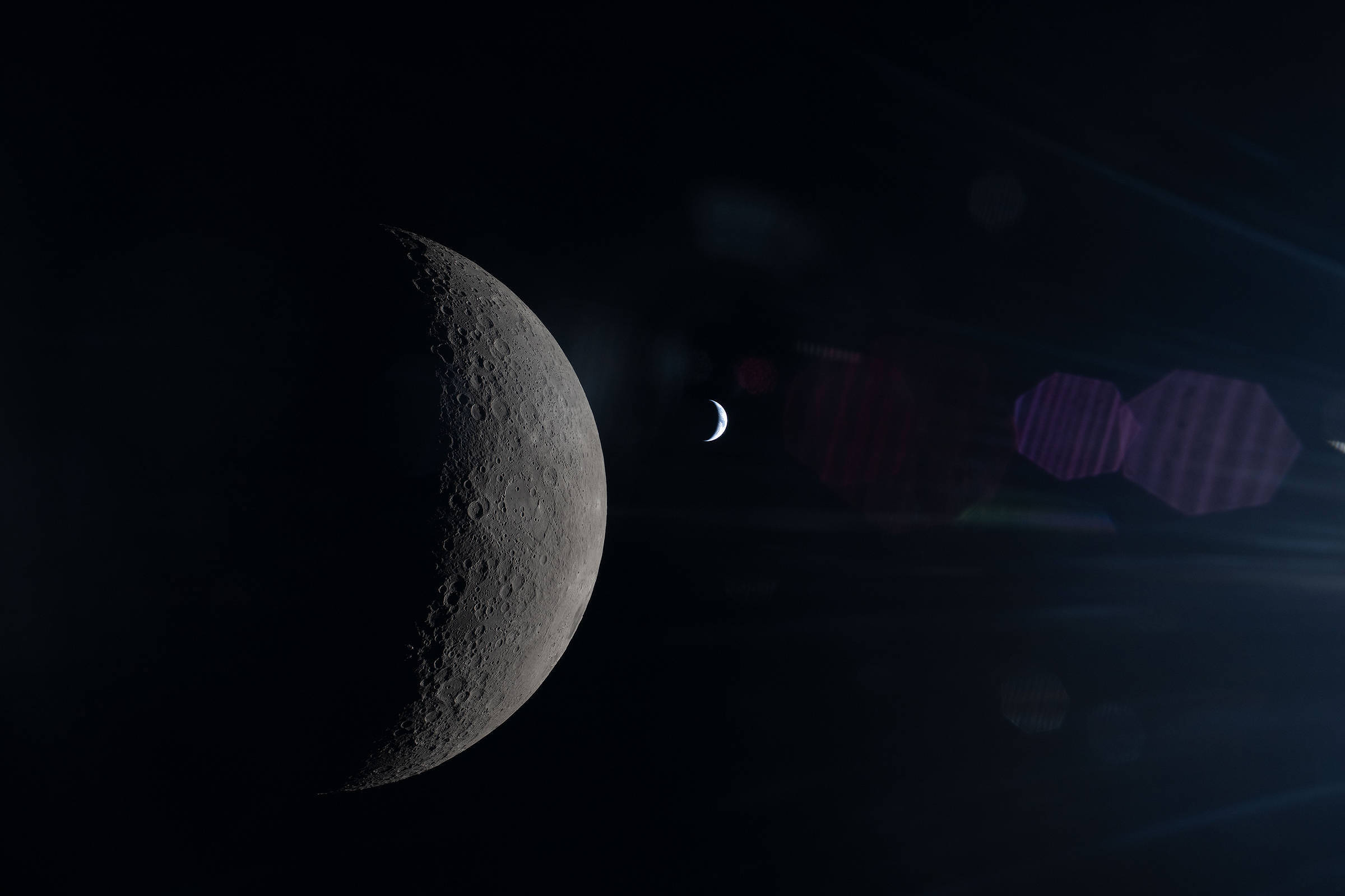 Lua em fase crescente aparece em primeiro plano com superfície detalhada e crateras visíveis. Ao fundo, um planeta menor iluminado parcialmente, ambos em espaço escuro com reflexos de luz.