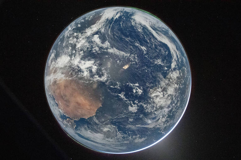 o planeta terra em cores, sobretudo azul