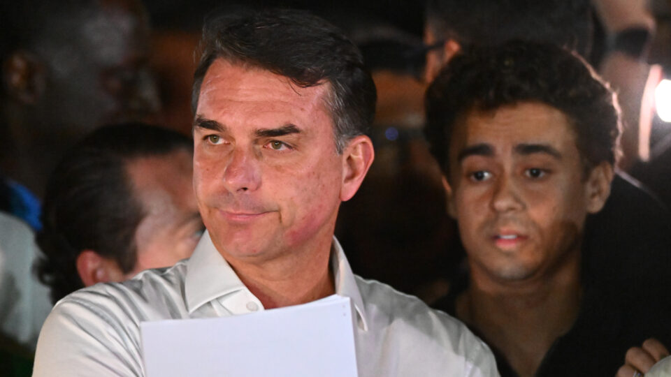Governo Milei ajudou Flávio Bolsonaro a viajar para os EUA após ordem do STF