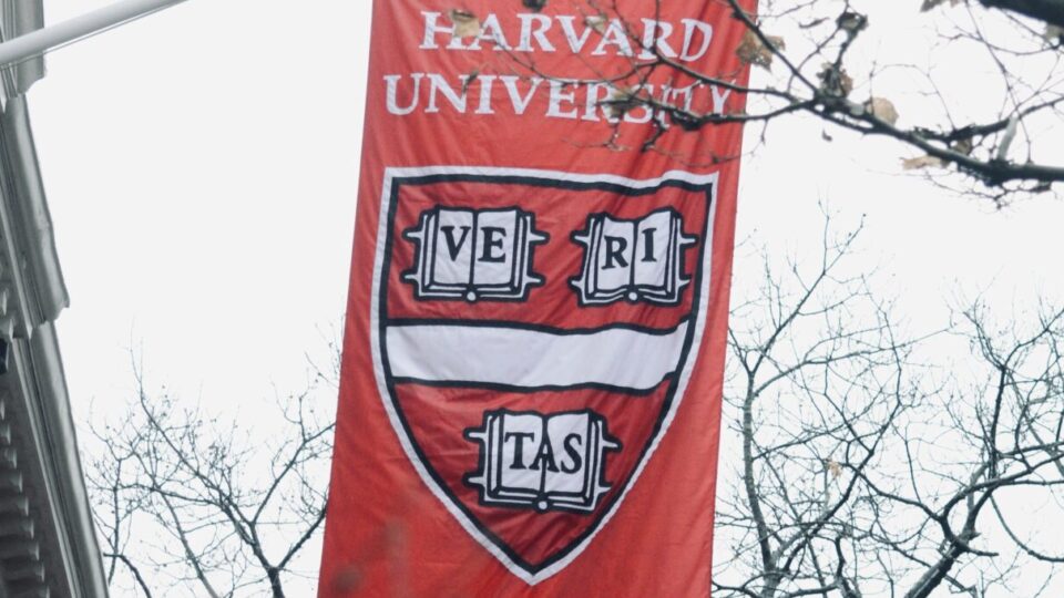 Governo Trump recorre para cortar mais de US$ 2 bilhões em verbas para Harvard