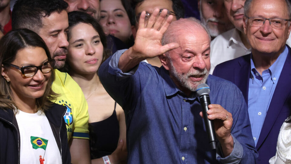Lula começa novo mandato sob forte pressão por ajuste fiscal