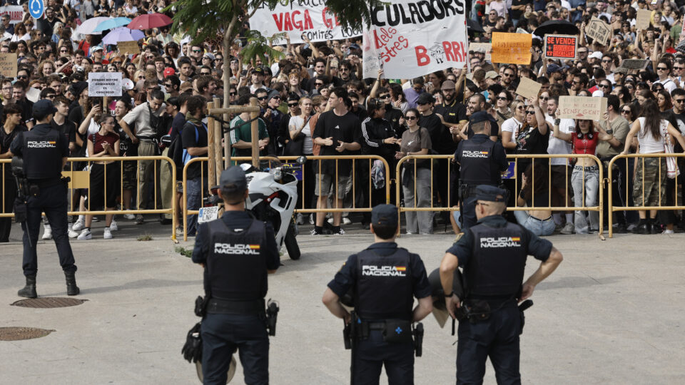 Protestos pressionam Sánchez, que avalia antecipar eleições na Espanha