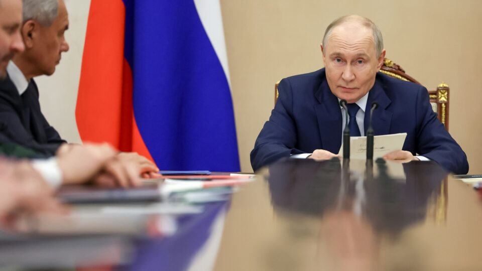 Rússia condena opositora a 4 anos de prisão por doações à fundação de Navalny