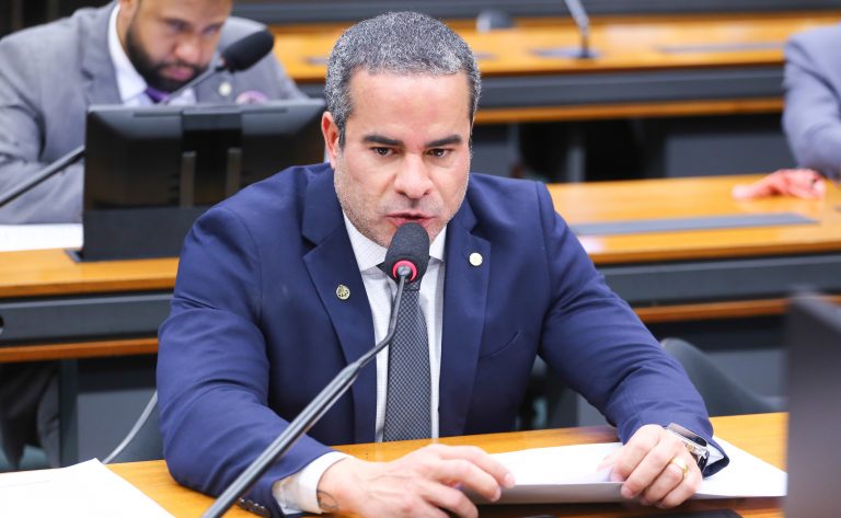 Deputado Fred Linhares (Republicanos-DF) em comissão da Câmara dos Deputados